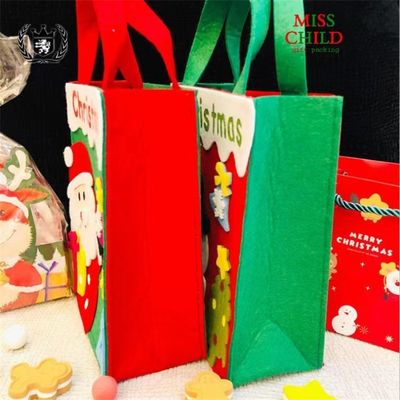 Gepersonaliseerde kleuren kersttas met handgemaakte vacht kerstman sneeuwman rendier ontwerp