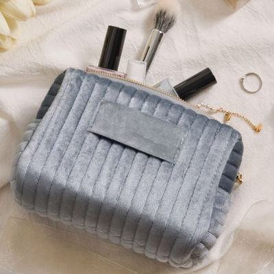 Zipper sluiting fluweel toiletzak voor comfortabele en stijlvolle reisbehoeften