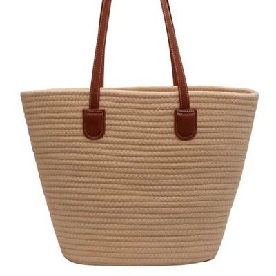 Handgeweven natuurlijke strozak met stroken. De perfecte combinatie van stijl en functie.
