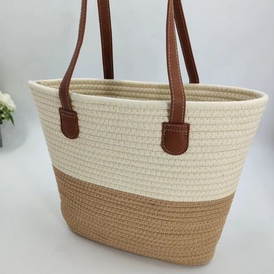 Handgeweven natuurlijke strozak met stroken. De perfecte combinatie van stijl en functie.