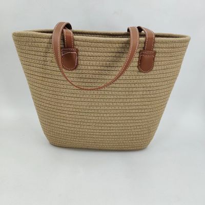 Handgeweven natuurlijke strozak met stroken. De perfecte combinatie van stijl en functie.