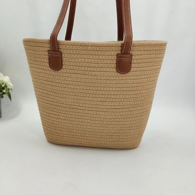 Handgeweven natuurlijke strozak met stroken. De perfecte combinatie van stijl en functie.