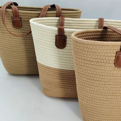 Handgeweven natuurlijke strozak met stroken. De perfecte combinatie van stijl en functie.