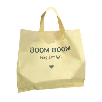 Gepersonaliseerd logo geaccepteerd Soft Loop Handles Tote Shopping Plastic Bag voor kledingverpakking