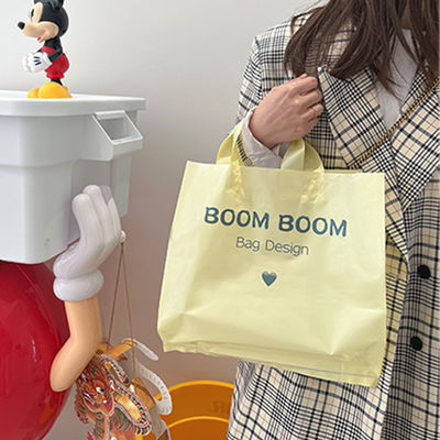 Gepersonaliseerd logo geaccepteerd Soft Loop Handles Tote Shopping Plastic Bag voor kledingverpakking
