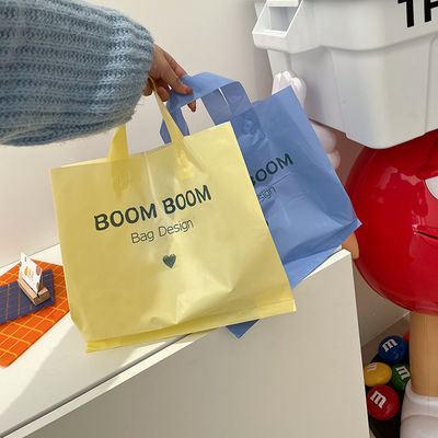 Gepersonaliseerd logo geaccepteerd Soft Loop Handles Tote Shopping Plastic Bag voor kledingverpakking