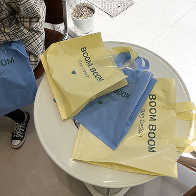 Gepersonaliseerd logo geaccepteerd Soft Loop Handles Tote Shopping Plastic Bag voor kledingverpakking