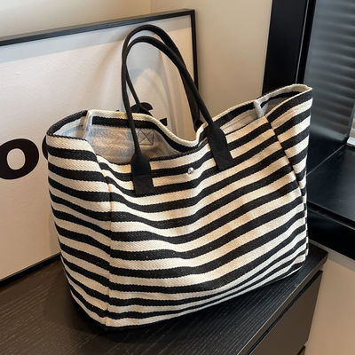 Blijf modieus en georganiseerd met deze dames logo Canvas Shopping Tote Bag