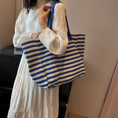 Blijf modieus en georganiseerd met deze dames logo Canvas Shopping Tote Bag