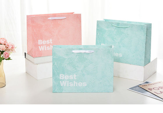 Op maat gemaakte gedrukte logo Luxe Boutique Shopping Papieren geschenkzakken voor verpakkingsartikelen