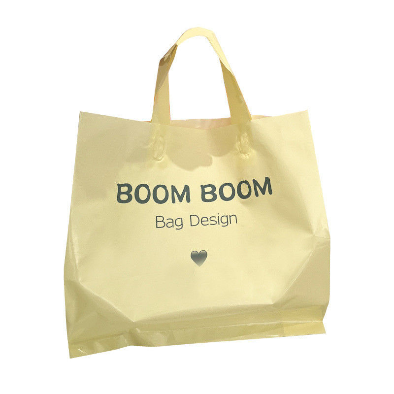 Gepersonaliseerd logo geaccepteerd Soft Loop Handles Tote Shopping Plastic Bag voor kledingverpakking